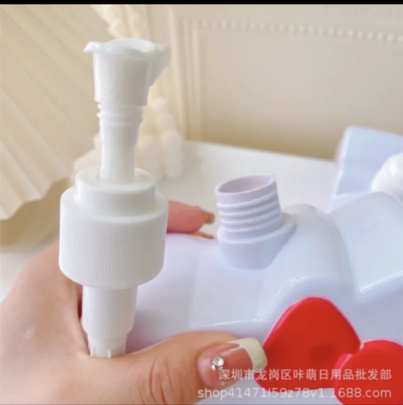 Hello Kitty Shampoo/Conditioner Pumps - Picture 4 of 5